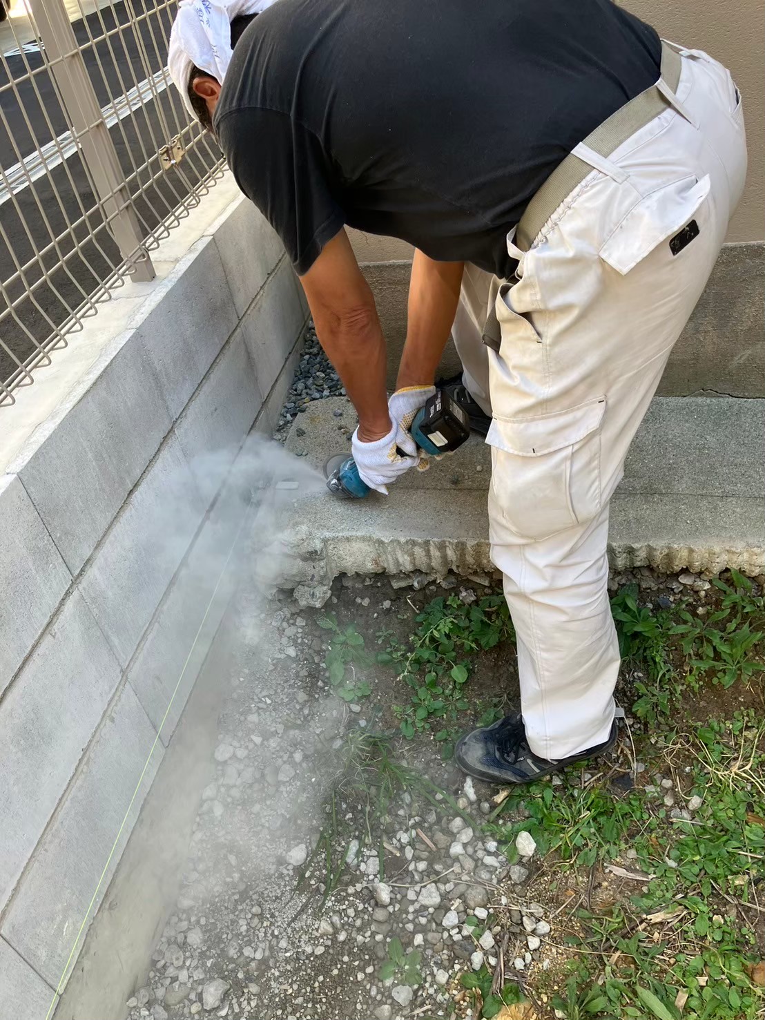 境界線にそってコンクリートをカット（駐車場を新設のため）