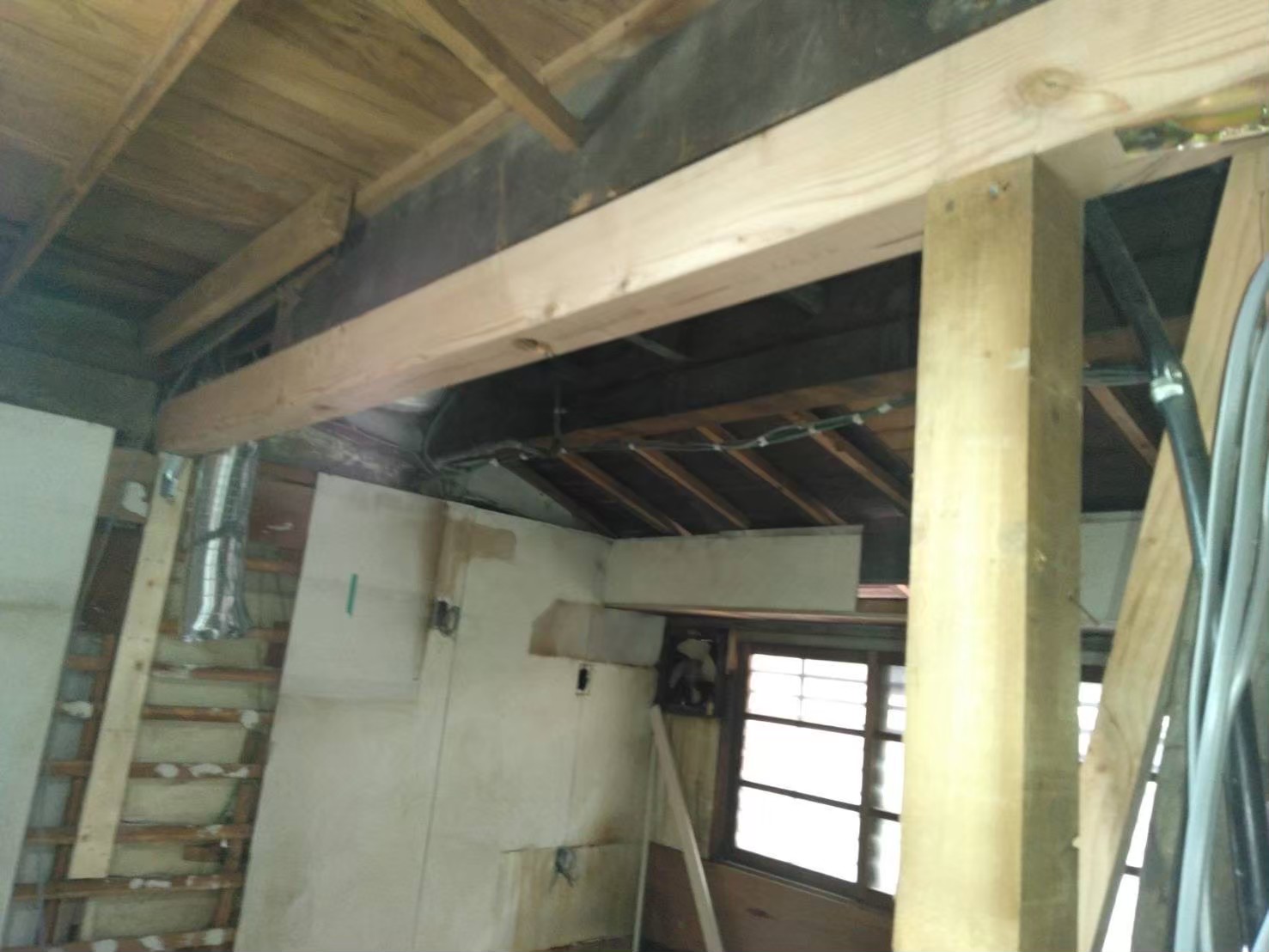 梁の補強（古民家改修工事）